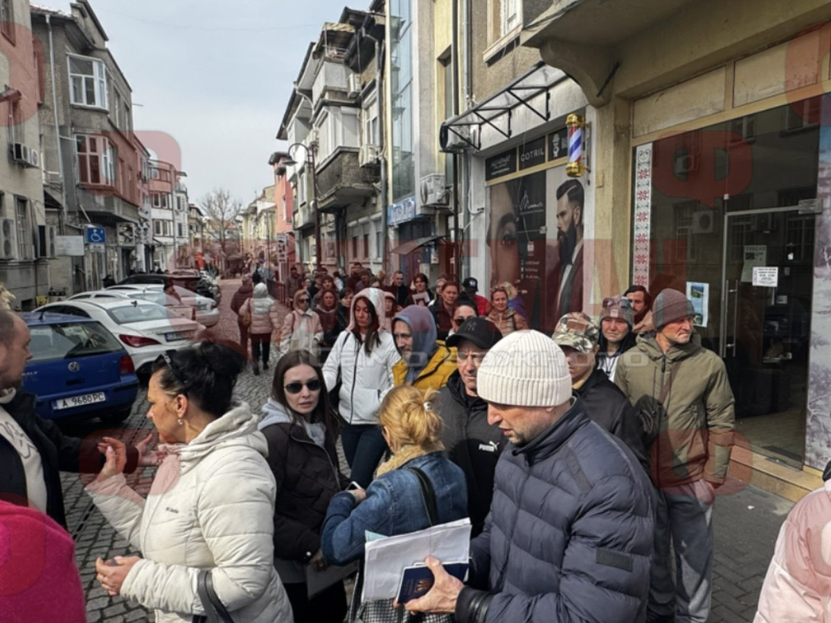 Огромни опашки от украинци пред полицията в Бургас