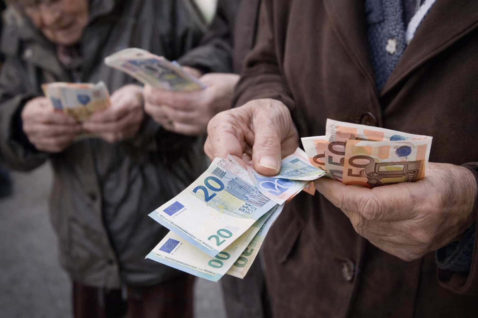 Великденски добавки за 1,6 млн. пенсионери: кабинетът обсъжда 50 или 20 евро