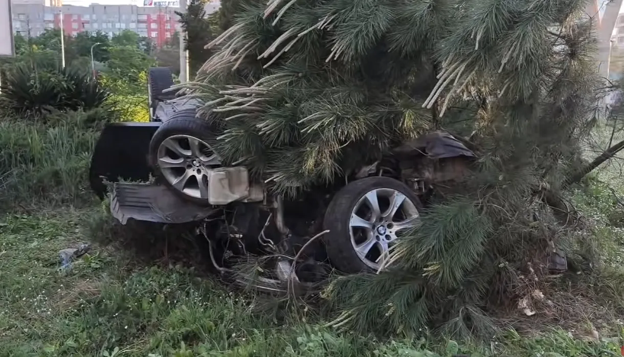 Зрелищна каскада в Бургас: BMW се обърна по таван до хотел &bdquo;Мираж&ldquo; (ВИДЕО)