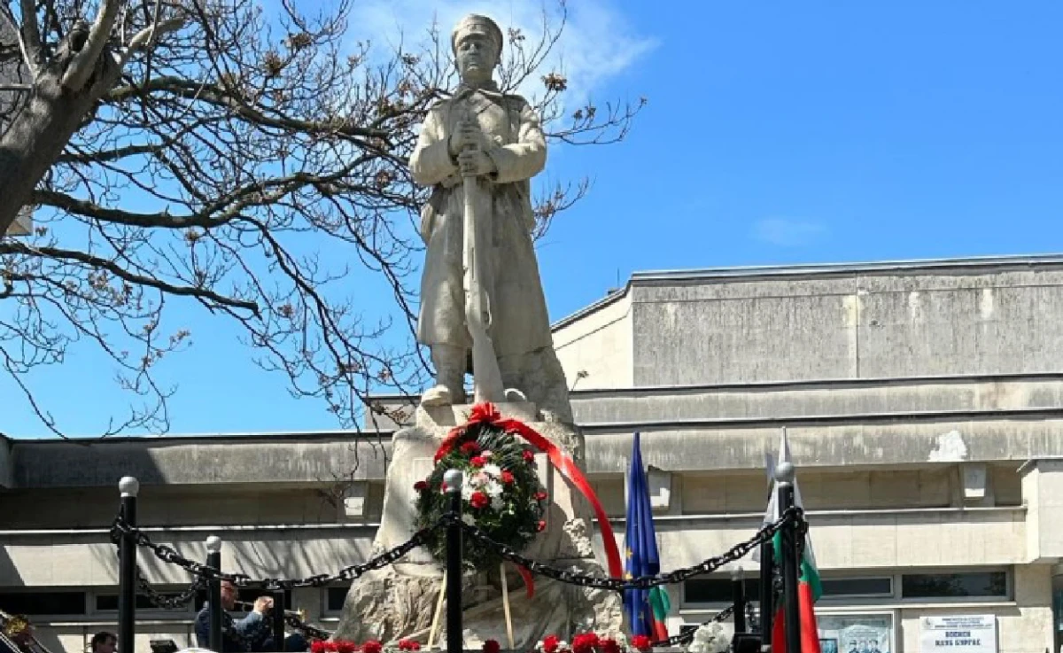 Гергьовден в Бургас: Венци за армията и фолклорен концерт на централния площад
