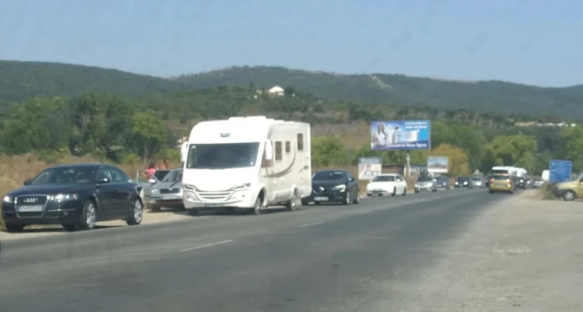 Пиян шофьор с 1,53 промила предизвика удар край Поморие: колата се заби в мантинелата