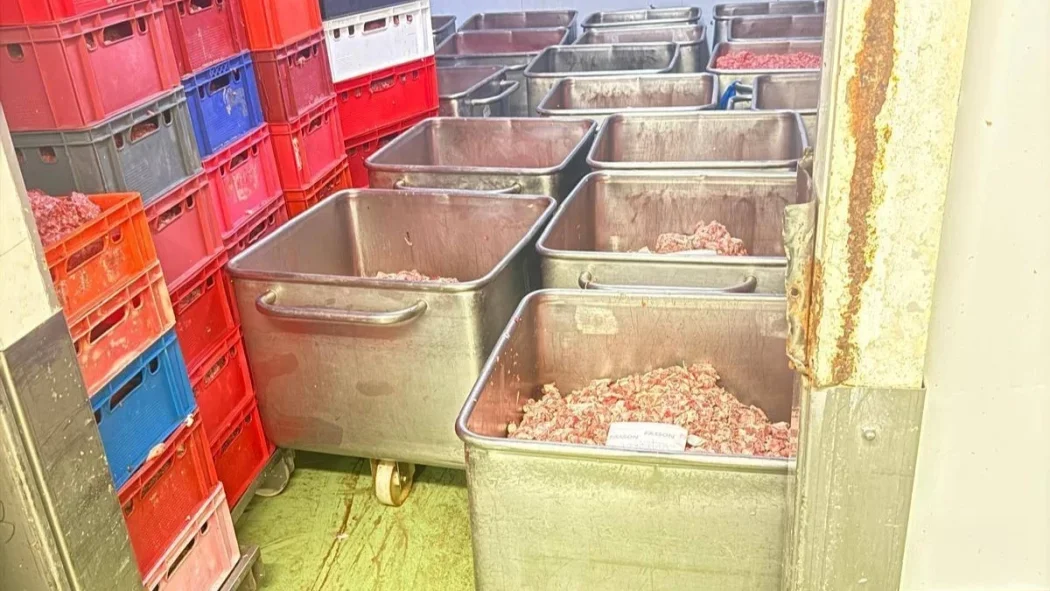 БАБХ откри близо 7 тона развалено месо в месокомбинат в Костинброд