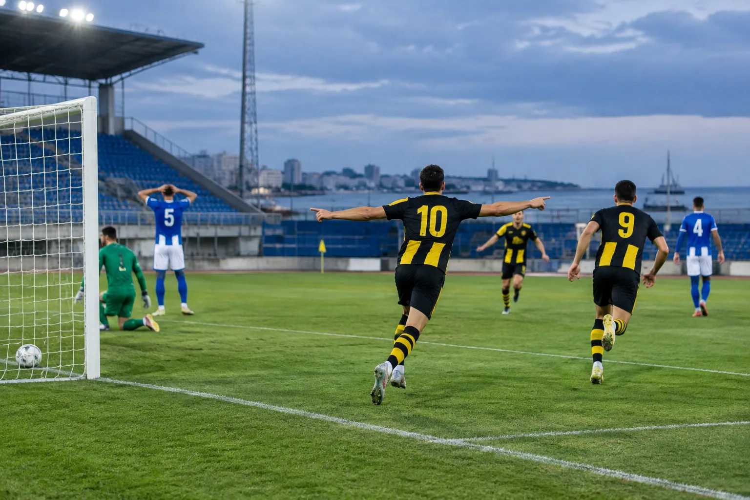 Ботев (Пловдив) разгроми Черноморец в Бургас с 4:0