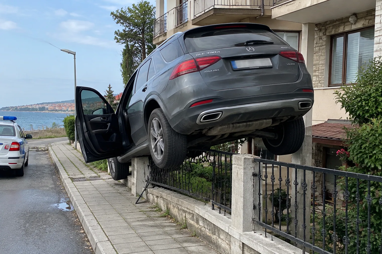 Mercedes GLE увисна на ограда до къща в Несебър