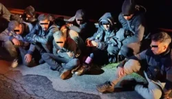Изтощени и обезводнени: Задържаха 33-ма мигранти в микробус на входа на Бургас