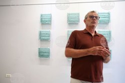 Един пейзаж, три материала: проф. Георги Янков показва &bdquo;9+9 прозрачни&ldquo; в Бургас