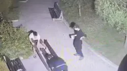Видео от Бургас: младежи разбиха пейка в Борисовата градинка, общината ги издирва