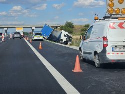 Катастрофа с камион на &bdquo;Тракия&ldquo; към Бургас: движението е възстановено, активната лента остава ограничена