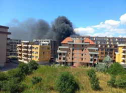 Извънредно! Две коли горяха в Поморие, черен дим се издигна над района