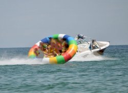 ДРАМА КРАЙ СВЕТИ ВЛАС: Сърфист падна върху туристка на воден &bdquo;диван&ldquo;, тя е с три счупени ребра