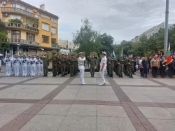 Бургас вдигна флага за 118 години Независимост: Военен ритуал и молебен в центъра