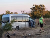 Тежка катастрофа на пътя Крушевец&ndash;Маринка: пожарникари режат ламарини, двама са в тежко състояние