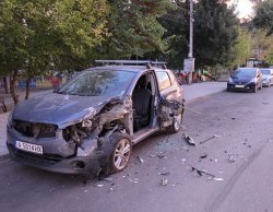 Пиян шофьор с &bdquo;Ауди&ldquo; помете паркирана кола и се заби в стълб в Сарафово &ndash; по чудо без жертви