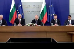 Правителството: Милиони от средства за мантинели са отивали към фирма, свързана с наш дипломат в ОАЕ и кръга около Делян Пеевски
