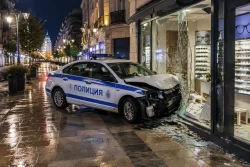 Патрулка се вряза в оптика в Бургас след гонка