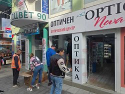 Полицейска гонка завърши във витрина на &bdquo;Богориди&ldquo;: Патрулка се заби в оптика в центъра на Бургас