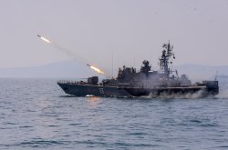 Черно море става все по-опасно! Войната вече достига търговските кораби и плажовете