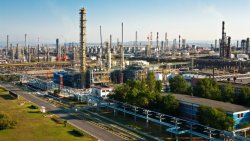 Сделката за &bdquo;Лукойл&ldquo; за 20 млрд. долара виси: САЩ бавят продажбата, а рафинерията в Бургас остава под въпрос