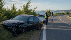 ПИЯНСКИ ЕКШЪН В БУРГАСКО! Млада жена разби Mercedes, друг шофьор бе хванат навреме