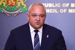 Демерджиев под натиск в парламента: Твърдения за мантинели и частни полети стигат до пленарната зала