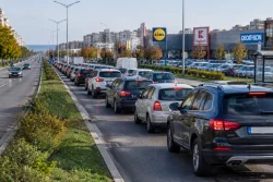 Бул. „Струга“ в Бургас се задръсти към хипермаркетите