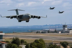 Военнотранспортен самолет кацна на летище Бургас, изтребители патрулират