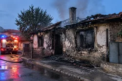 Пожар в Бургас изпепели необитаема къща на ул. „Ангеларий“