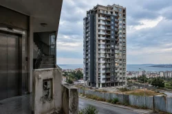 Собствениците на Небостъргача в Бургас искат съдебни срокове