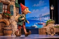 Кукленият театър в Ямбол играе в Бургас „Джуджето Дългоноско“