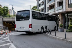 Автобус МАН блокира подземната улица в Бургас