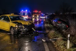 Такси помете кола край Маринка, движението е затруднено