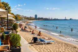 Октомври донесе 26 градуса и напълни плажа в Бургас