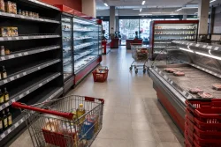 T MARKET в Бургас изпразни щандовете дни преди затварянето