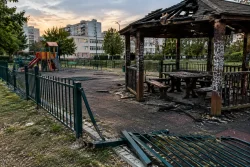 Вандали съсипват площадка до училище в „Меден рудник“