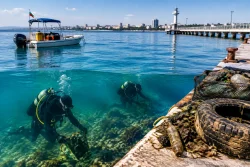 Водолази чистят морското дъно край Моста в Бургас