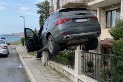 Mercedes GLE увисна на ограда до къща в Несебър