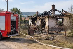 Пожар изпепели къща в Караново, щетите се изясняват